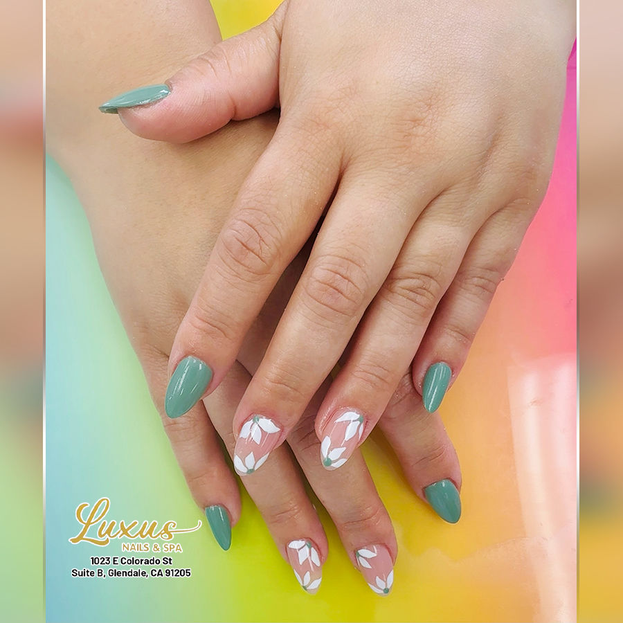 Christmas Nails That Sparkle All Season at Luxus Nail Spa